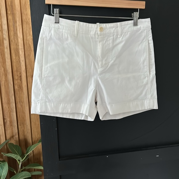 Vince High Rise Khaki Short. Size 4 - Picture 2 of 13